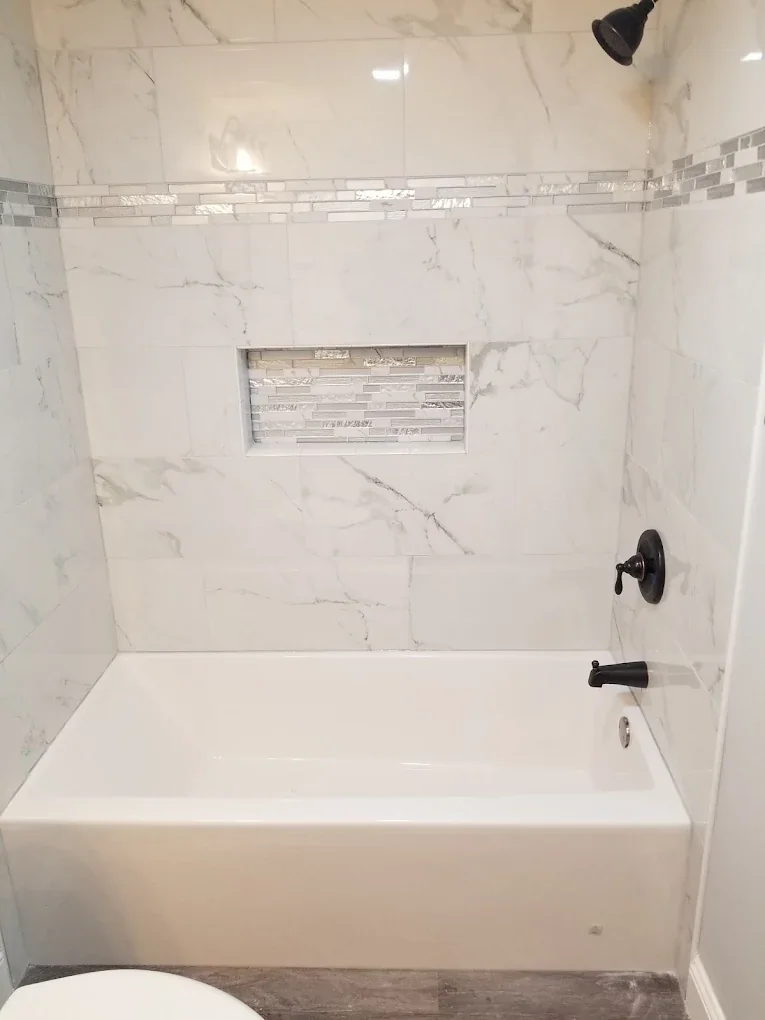 Bathroom tub with marble-look tile surround